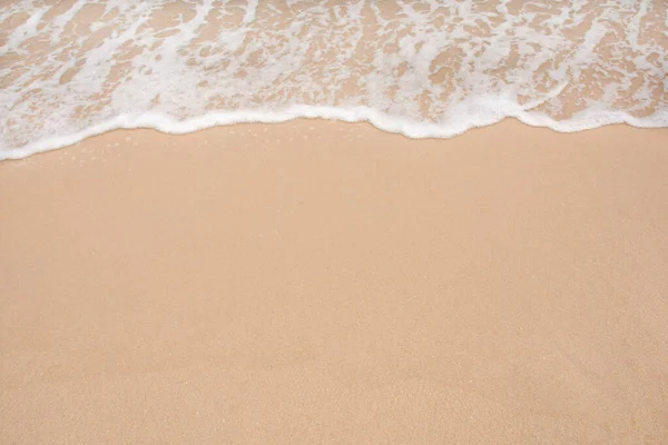 Μαλακό κύμα της θάλασσας σε άδεια αμμώδη παραλία — Φωτογραφία Αρχείου