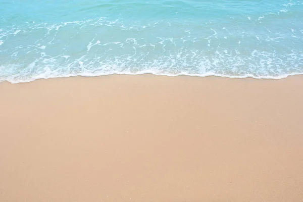 Suave ola de mar en la playa de arena vacía Fondo con espacio para copiar —  Fotos de Stock