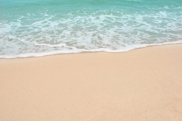 М'яка хвиля моря на порожньому піщаному пляжі Фон з копіювальним простором — стокове фото