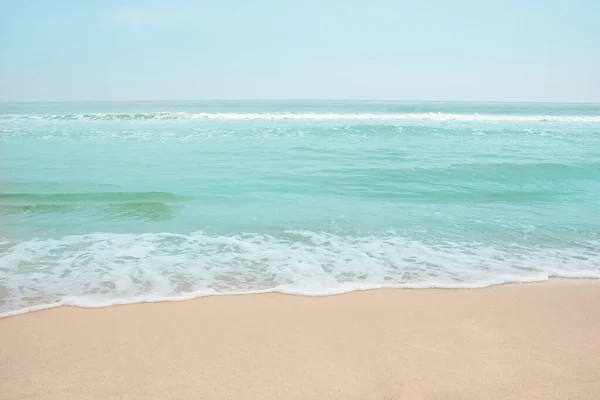 Weiche Meereswogen am leeren Sandstrand Hintergrund mit Kopierraum — Stockfoto