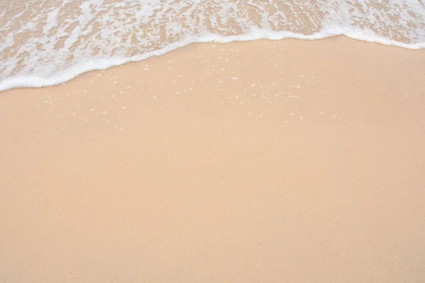 空の砂浜での海の柔らかい波コピースペース付きの背景 — ストック写真