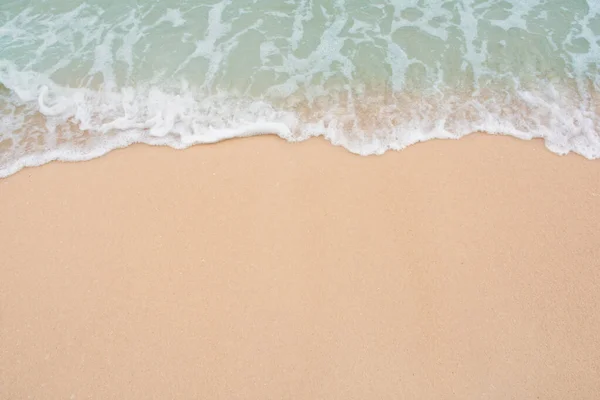 Morbida onda di mare sulla spiaggia di sabbia vuota Sfondo con spazio copia — Foto Stock