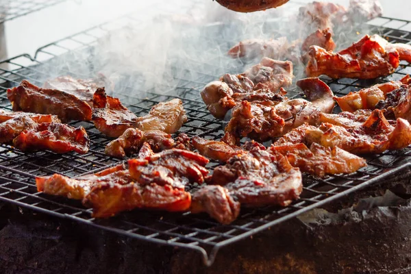 Gegrilde varkensvlees steaks op de grill — Stockfoto