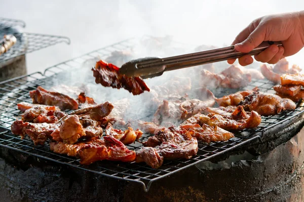 Gegrilde varkensvlees steaks op de grill — Stockfoto