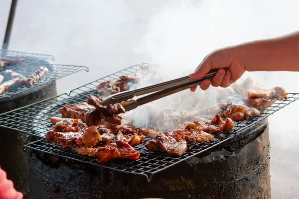 Gegrilde varkensvlees steaks op de grill — Stockfoto