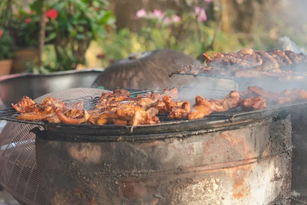 Gegrilde varkensvlees steaks op de grill — Stockfoto