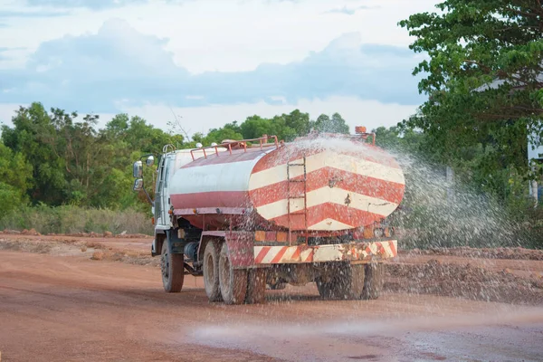 水トラックは新しい道路建設現場のために水を噴霧します. — ストック写真