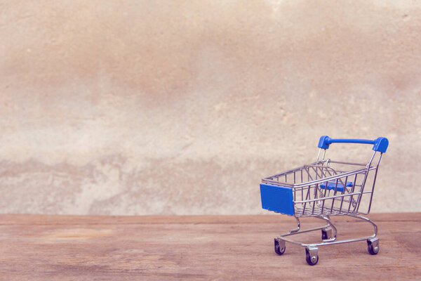 Концепция покупок: Пустая голубая корзина на столе из коричневого дерева
.