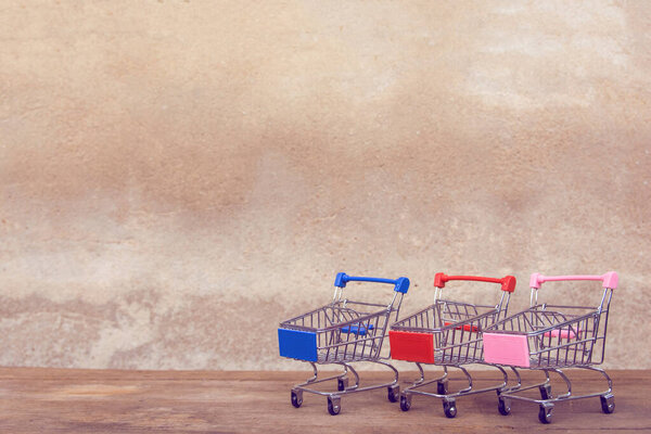 Концепция покупок: Пустая корзина для покупок на столе из коричневого дерева. onli
