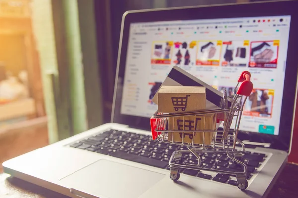 Concepto de compras en línea - Envases o cajas de papel con un shoppin — Foto de Stock