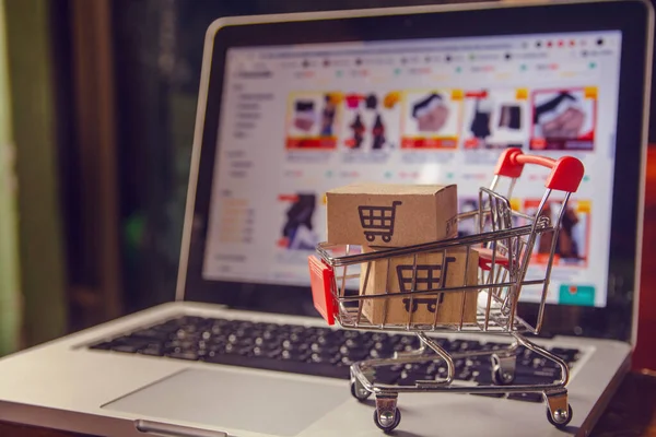 Winkelen online concept - Pakket of Papieren dozen met een shoppin — Stockfoto