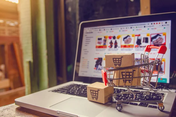 Çevrimiçi alışveriş kavramı - Paket veya karton kutu ve alışveriş