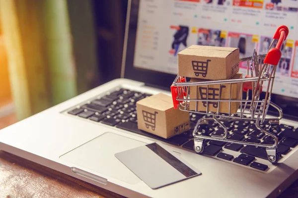Conceito de compras on-line - pacotes ou caixas de papel com um shoppin — Fotografia de Stock