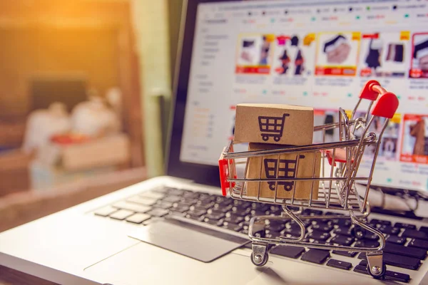 Conceito de compras on-line - pacotes ou caixas de papel com um shoppin — Fotografia de Stock