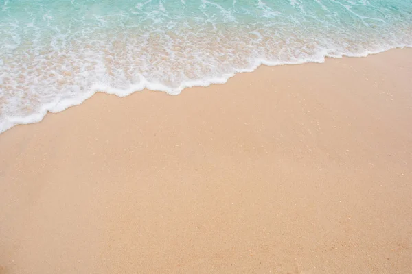 Suave ola de mar en la playa de arena vacía Fondo con espacio para copiar — Foto de Stock