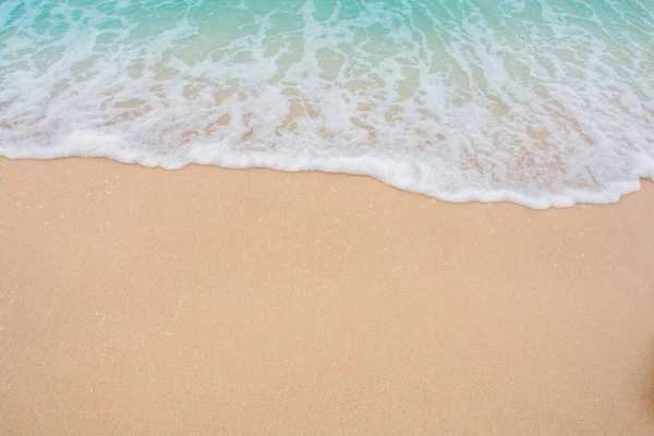 Morbida onda di mare sulla spiaggia di sabbia vuota Sfondo con spazio copia — Foto Stock