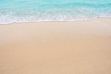 Boş kumsalda denizin yumuşak dalgası Kopya alanı ile arka plan