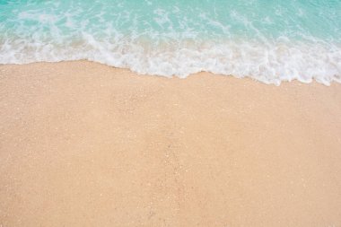 Boş kumsalda denizin yumuşak dalgası Kopya alanı ile arka plan