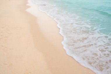 Boş kumsalda denizin yumuşak dalgası Kopya alanı ile arka plan
