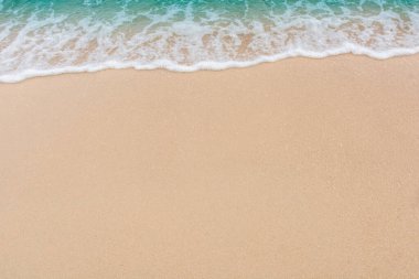 Boş kumsalda denizin yumuşak dalgası Kopya alanı ile arka plan