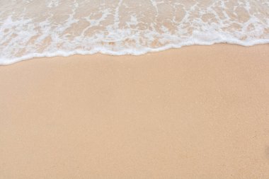 Boş kumsalda denizin yumuşak dalgası Kopya alanı ile arka plan