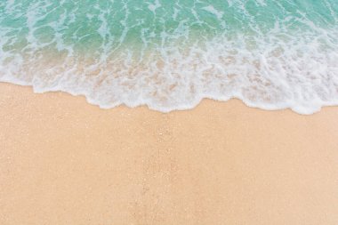 Boş kumsalda denizin yumuşak dalgası Kopya alanı ile arka plan