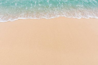 Boş kumsalda denizin yumuşak dalgası Kopya alanı ile arka plan