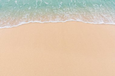 Boş kumsalda denizin yumuşak dalgası Kopya alanı ile arka plan