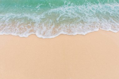 Boş kumsalda denizin yumuşak dalgası Kopya alanı ile arka plan