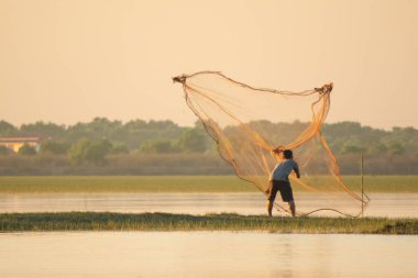 Nakhon Phanom, Tayland - 4 Kasım 2018: Balıkçı ağ atıyor 