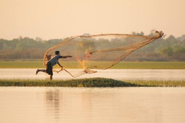 Nakhon Phanom, Tayland - 4 Kasım 2018: Balıkçı ağ atıyor 