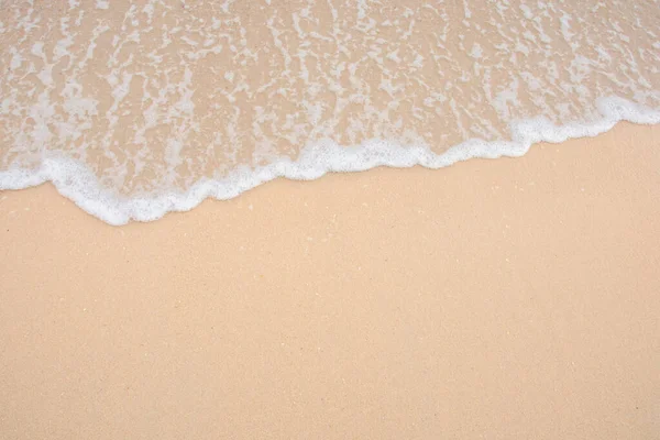 Μαλακό κύμα της θάλασσας σε άδεια αμμώδη παραλία — Φωτογραφία Αρχείου