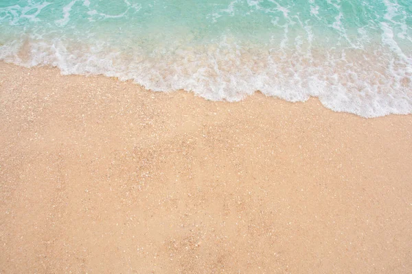 Mjuk våg av hav på tom sandstrand Bakgrund med kopieringsutrymme — Stockfoto