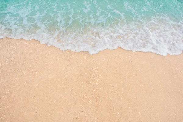 Morbida onda di mare sulla spiaggia di sabbia vuota Sfondo con spazio copia — Foto Stock