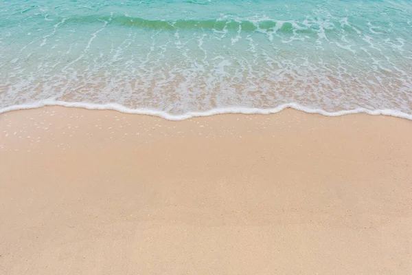 Suave ola de mar en la playa de arena vacía Fondo con espacio para copiar —  Fotos de Stock