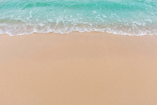 Zachte golf van zee op leeg zandstrand Achtergrond met kopieerruimte — Stockfoto