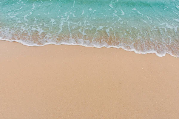 Onda suave de mar na praia de areia vazia Fundo com espaço de cópia — Fotografia de Stock