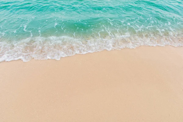 Suave ola de mar en la playa de arena vacía Fondo con espacio para copiar —  Fotos de Stock