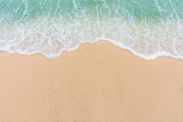 Měkká vlna moře na prázdné písečné pláži Pozadí s kopírovacím prostorem — Stock fotografie