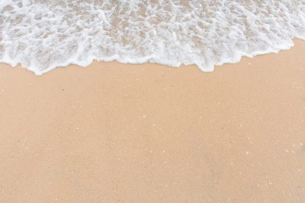 Morbida onda di mare sulla spiaggia di sabbia vuota Sfondo con spazio copia — Foto Stock