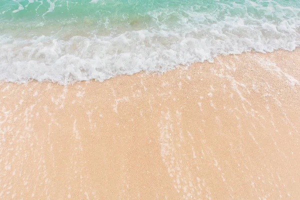 Zachte golf van zee op leeg zandstrand Achtergrond met kopieerruimte — Stockfoto