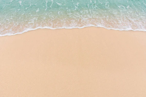 Morbida onda di mare sulla spiaggia di sabbia vuota Sfondo con spazio copia — Foto Stock