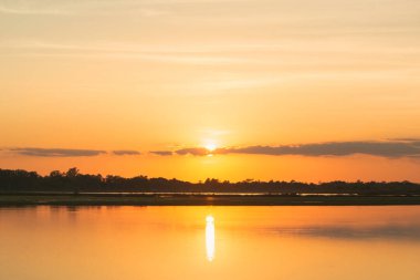 Gölde gün batımı. yukarıdaki bulutların arkasında güzel gün batımı