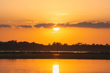 Gölde gün batımı. yukarıdaki bulutların arkasında güzel gün batımı
