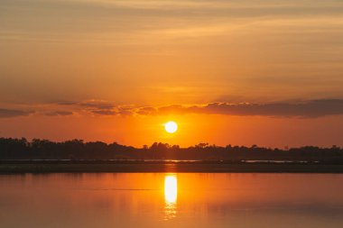 Gölde gün batımı. yukarıdaki bulutların arkasında güzel gün batımı