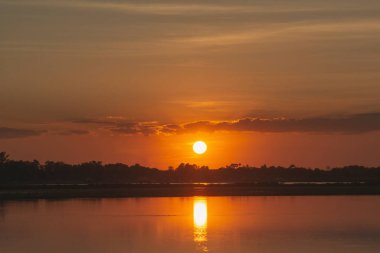 Gölde gün batımı. yukarıdaki bulutların arkasında güzel gün batımı