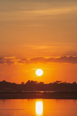 Gölde gün batımı. yukarıdaki bulutların arkasında güzel gün batımı