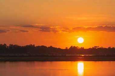Gölde gün batımı. yukarıdaki bulutların arkasında güzel gün batımı
