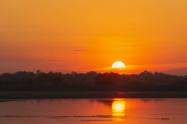 Gölde gün batımı. yukarıdaki bulutların arkasında güzel gün batımı