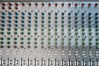 Ses karıştırıcı kontrol paneli üst görünümü. Ses konsolu düğmeleri